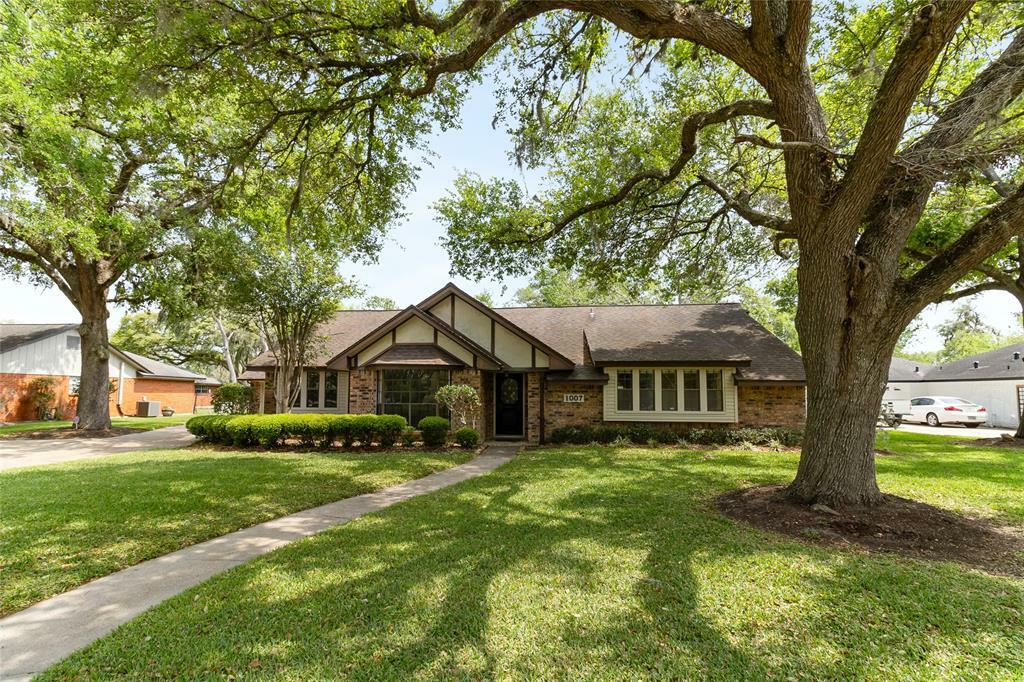 Property Photo: 1007 Oleander Street TX 77566