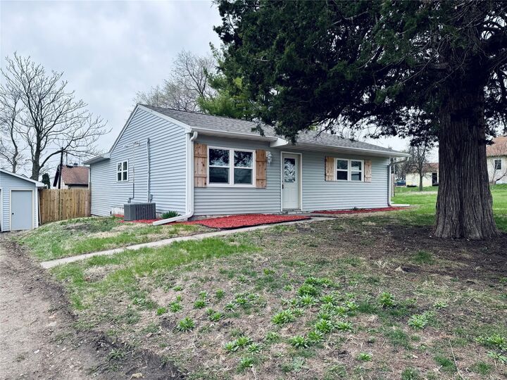 Property Photo:  1402 E Marion Street  IA 50138 