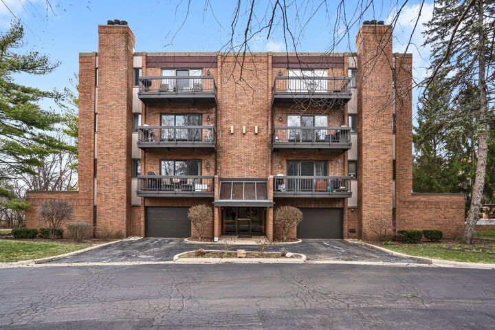 10 Trafalgar Square 403  Lincolnshire IL 60069 photo