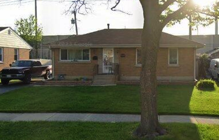 Property Photo: 1428 Victoria Avenue IL 60163