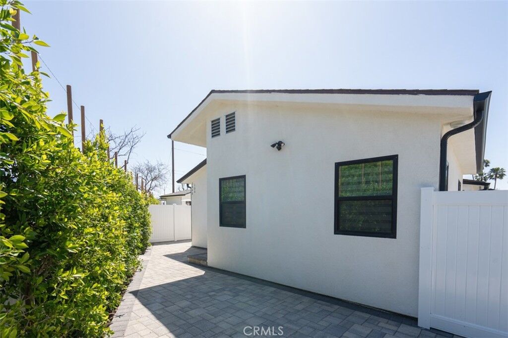 Property Photo:  2848 N Frederic Street 100  CA 91504 