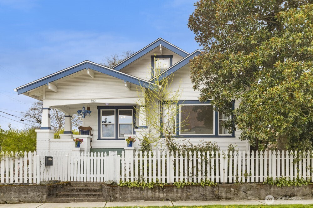 Property Photo:  902  Wood Avenue  WA 98390 