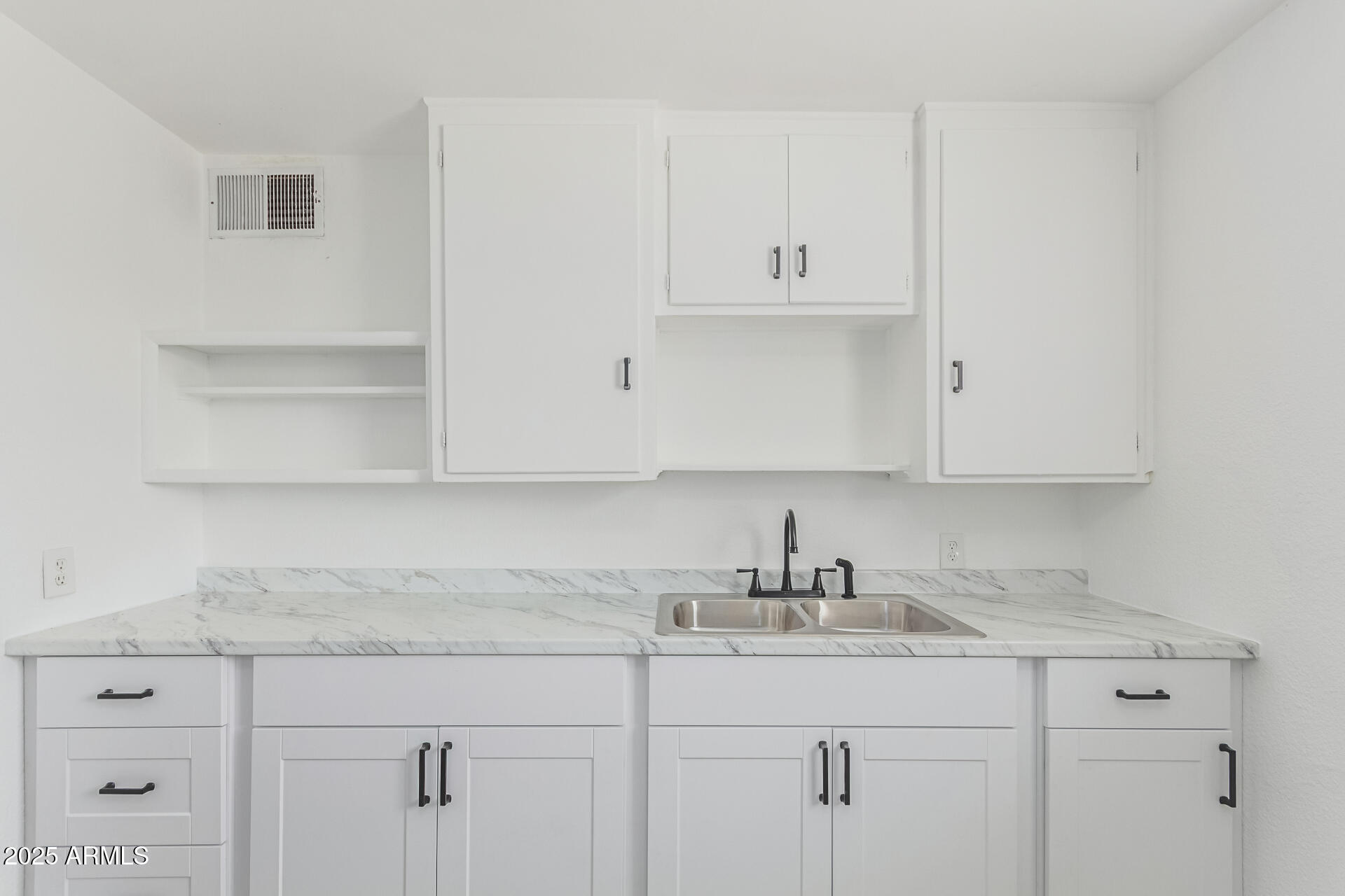 Property Photo: 2009 E Clarendon Avenue AZ 85016