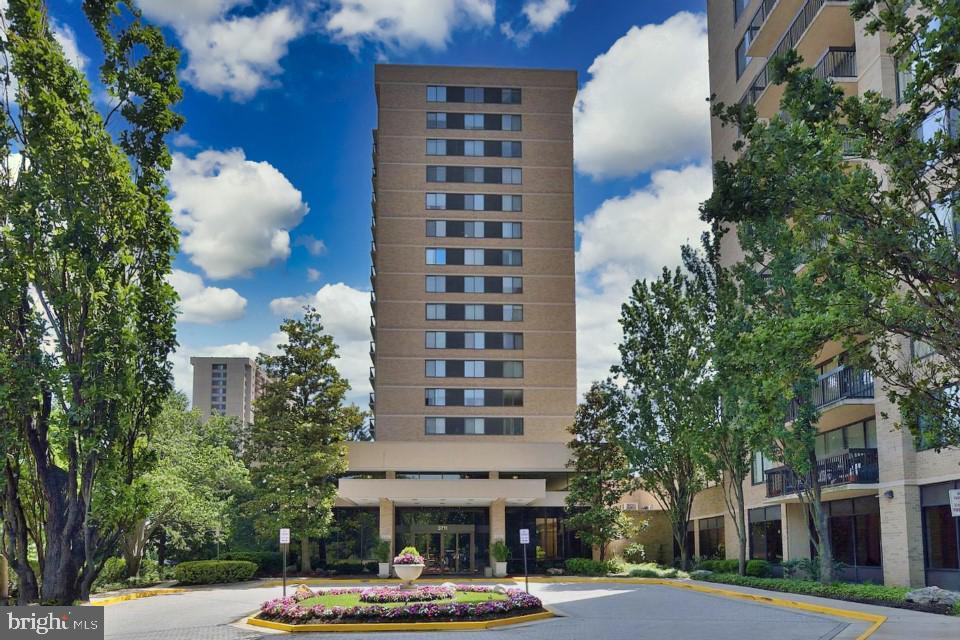 Property Photo:  3713 S George Mason Drive 1601  VA 22041 