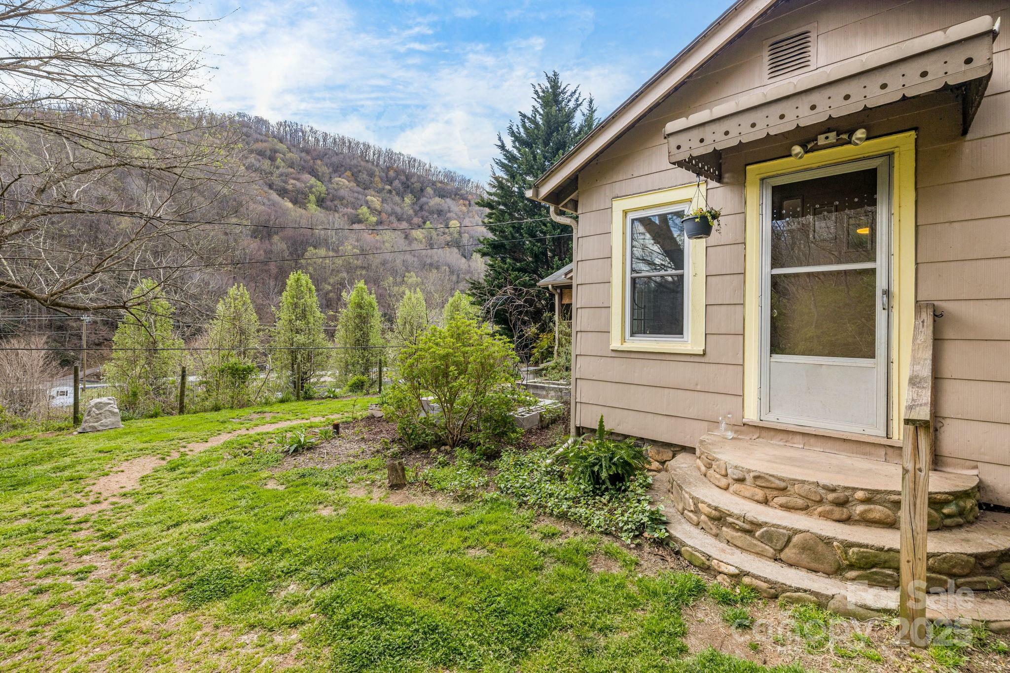 Property Photo: 1041 Groundhog Road NC 28716