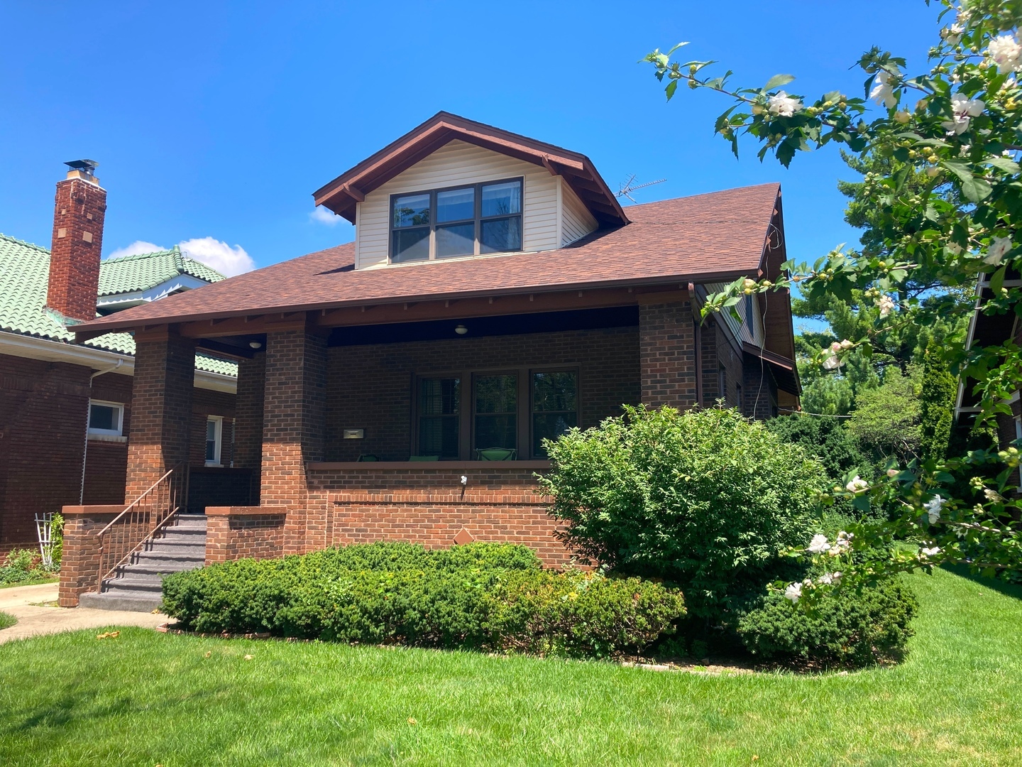 Property Photo: 1304 E Prairie Avenue IL 60016