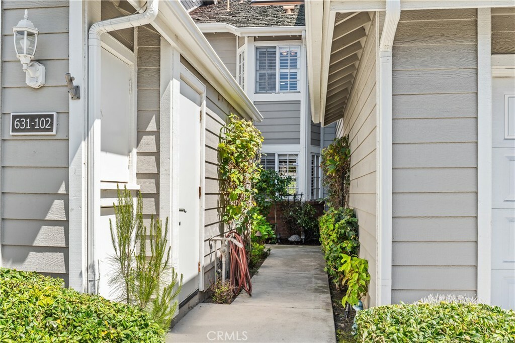Property Photo: 631 Holbrook Court 102 CA 90803
