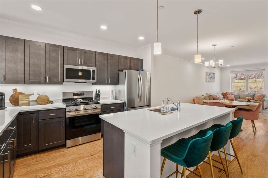 Property Photo: 7 E Dexter Ave 4 MA 01801