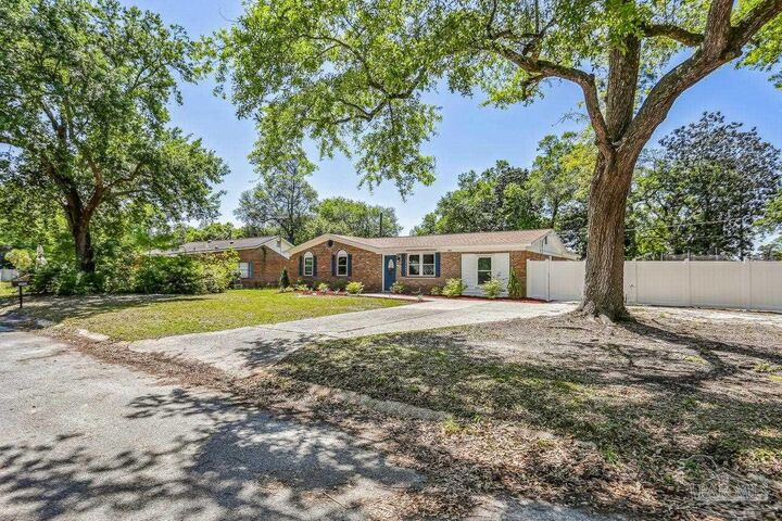 Property Photo: 3941 Baybrook Dr FL 32571