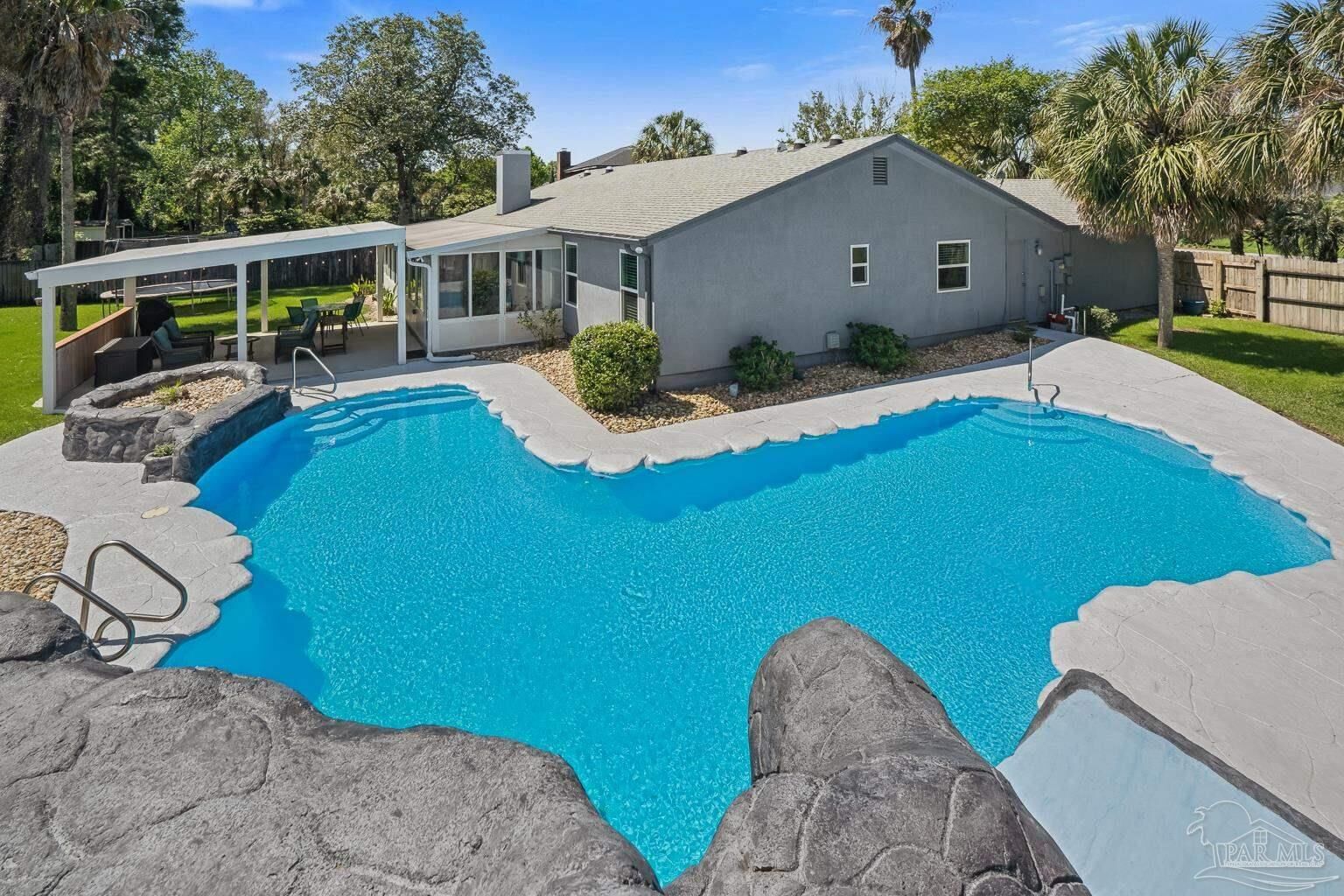 Property Photo: 1358 Calcutta Dr FL 32563