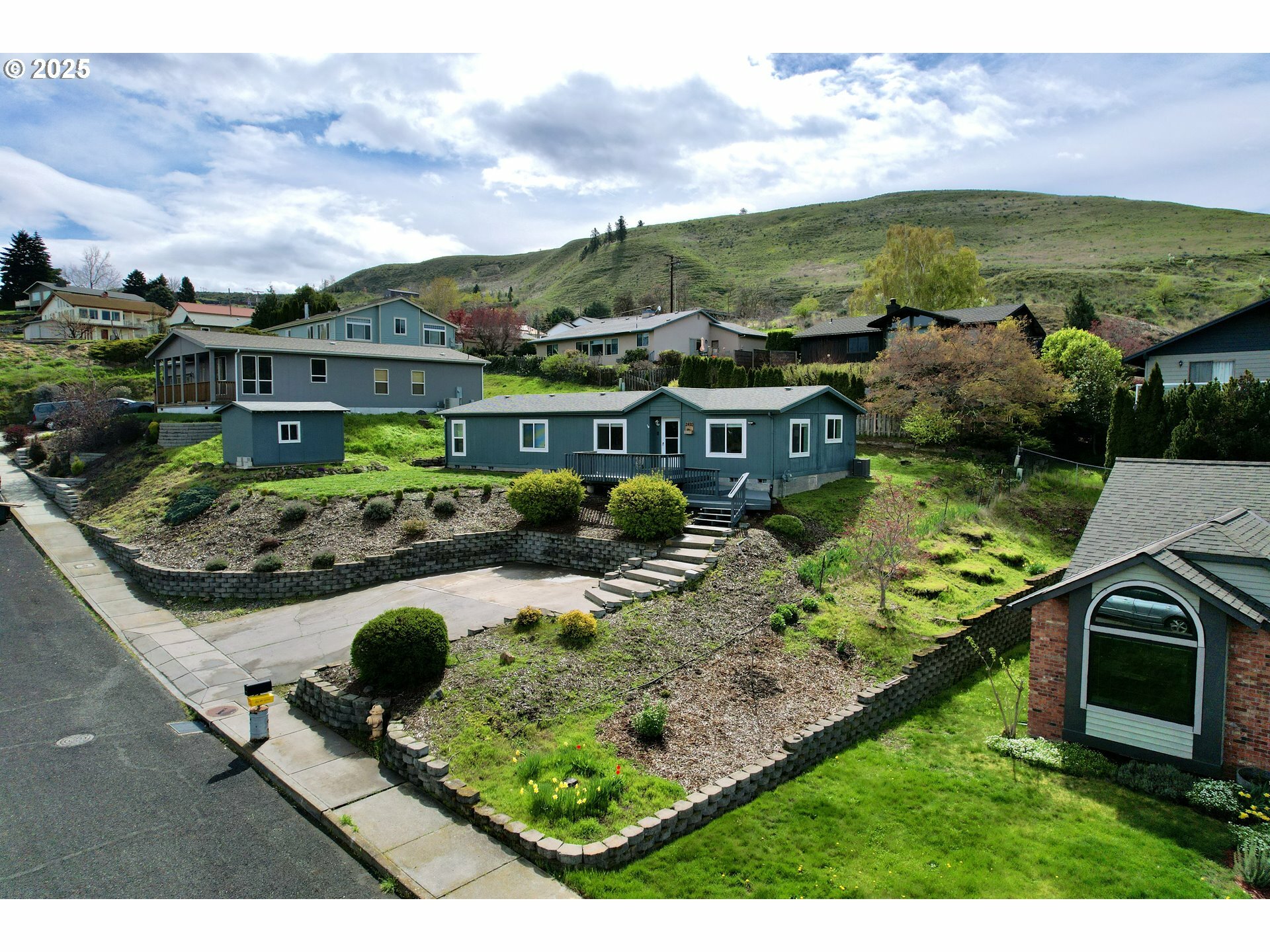 Property Photo: 2420 E 17th St OR 97058