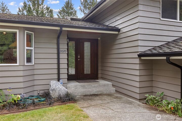 Property Photo:  2020  Oak Road  WA 98087 