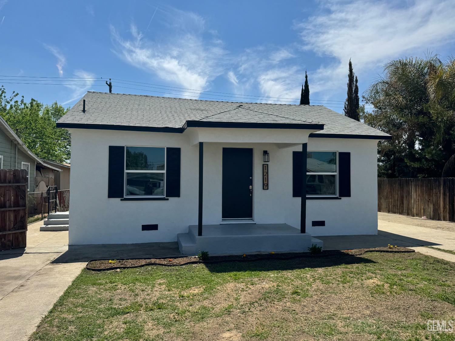 Property Photo: 1219 Woodrow Avenue CA 93308