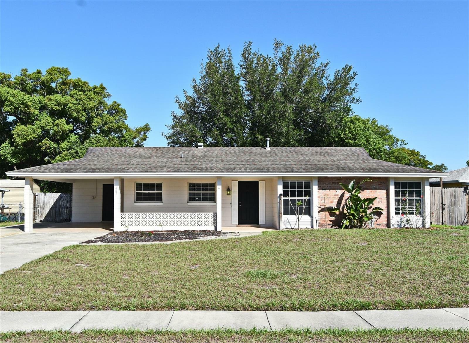 Property Photo: 607 Brittany Court FL 32707