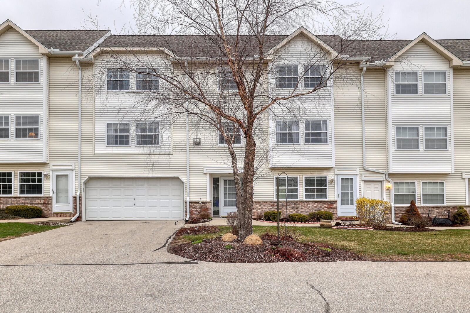 Property Photo:  315 Kristin Ct W  WI 53045 