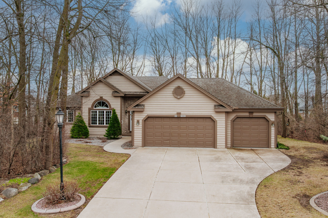 Property Photo: S85w19601 Colonial Ct WI 53150