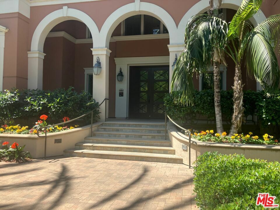 Property Photo: 6241 Crescent Parkway 407 CA 90094