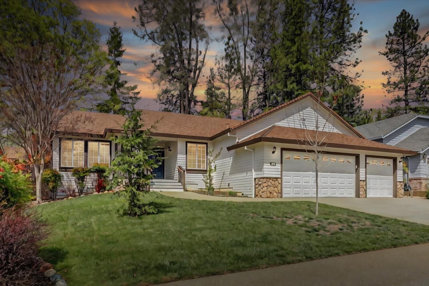 Property Photo: 151 Holbrooke Way CA 95945