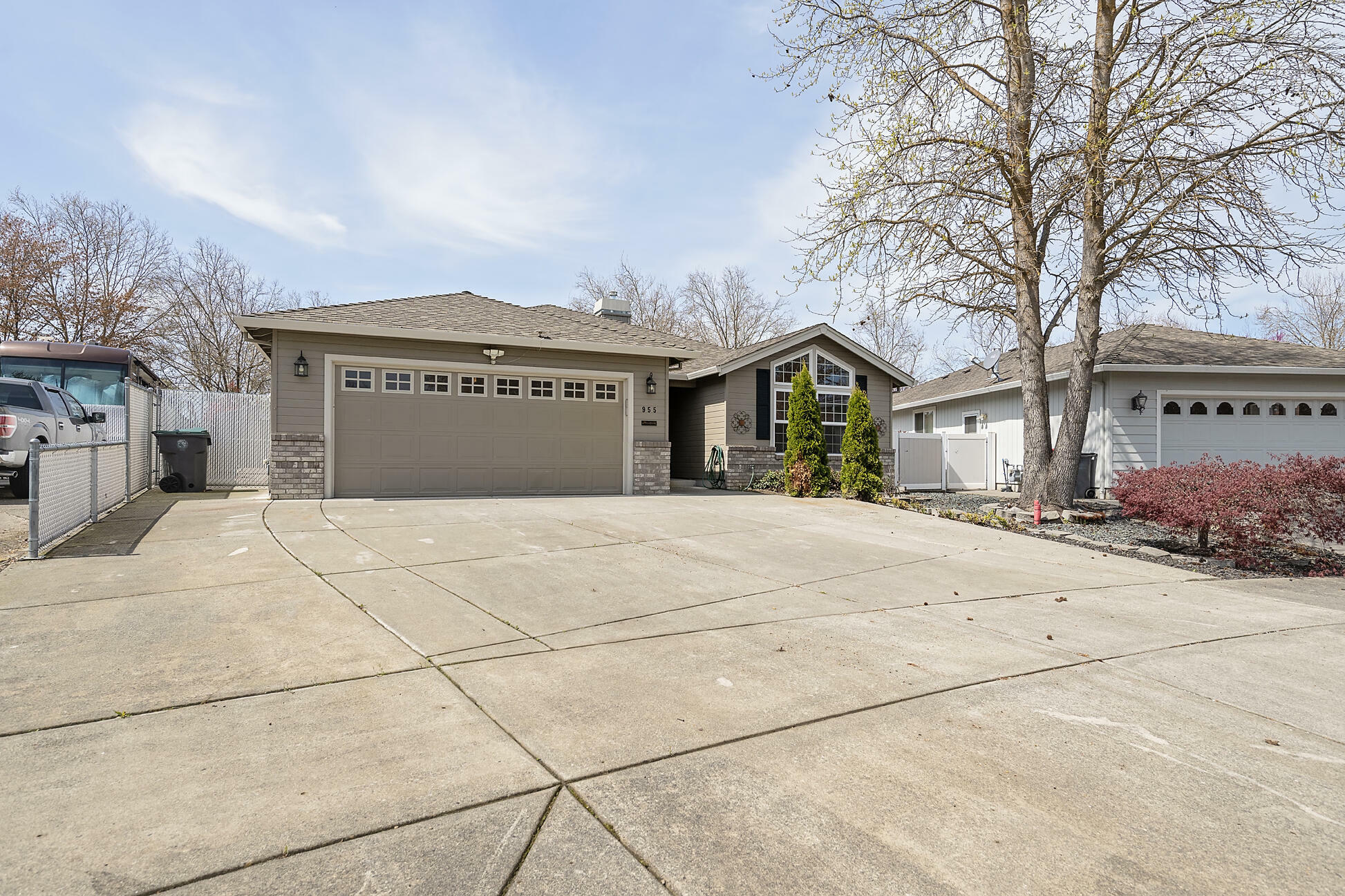 Property Photo: 955 Hampton Way OR 97501