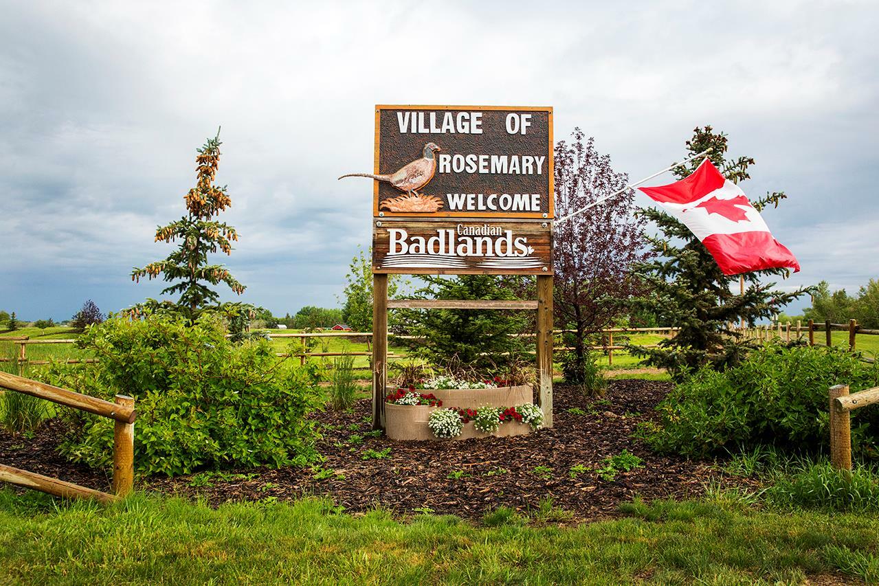 Property Photo: 11 Cottonwood Crescent AB T0J 2W0