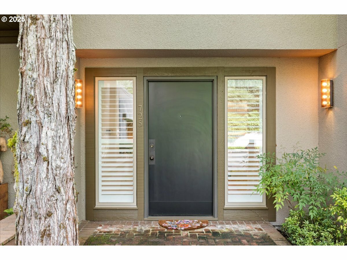 Property Photo: 725 NW Westover Ter OR 97210
