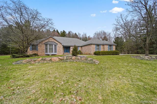 Property Photo: 9856 Rattalee Lake Road MI 48348