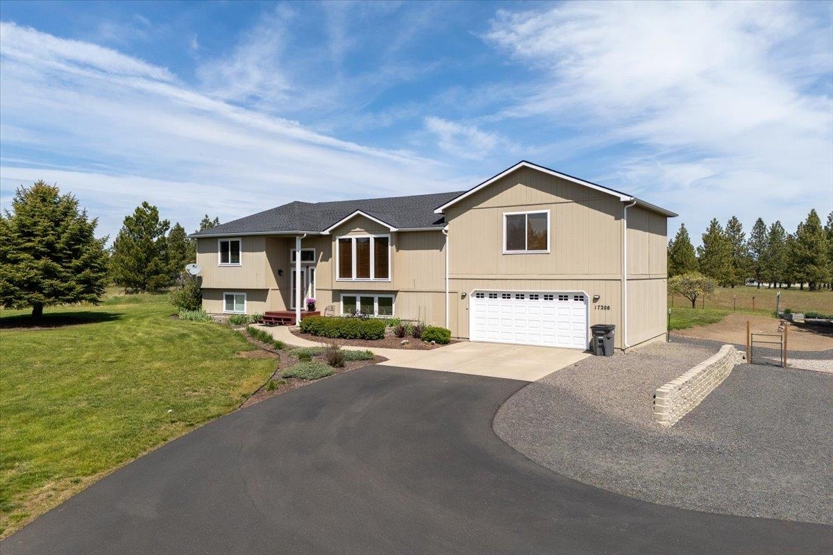 Property Photo: 17206 W Buckboard Ave WA 99022