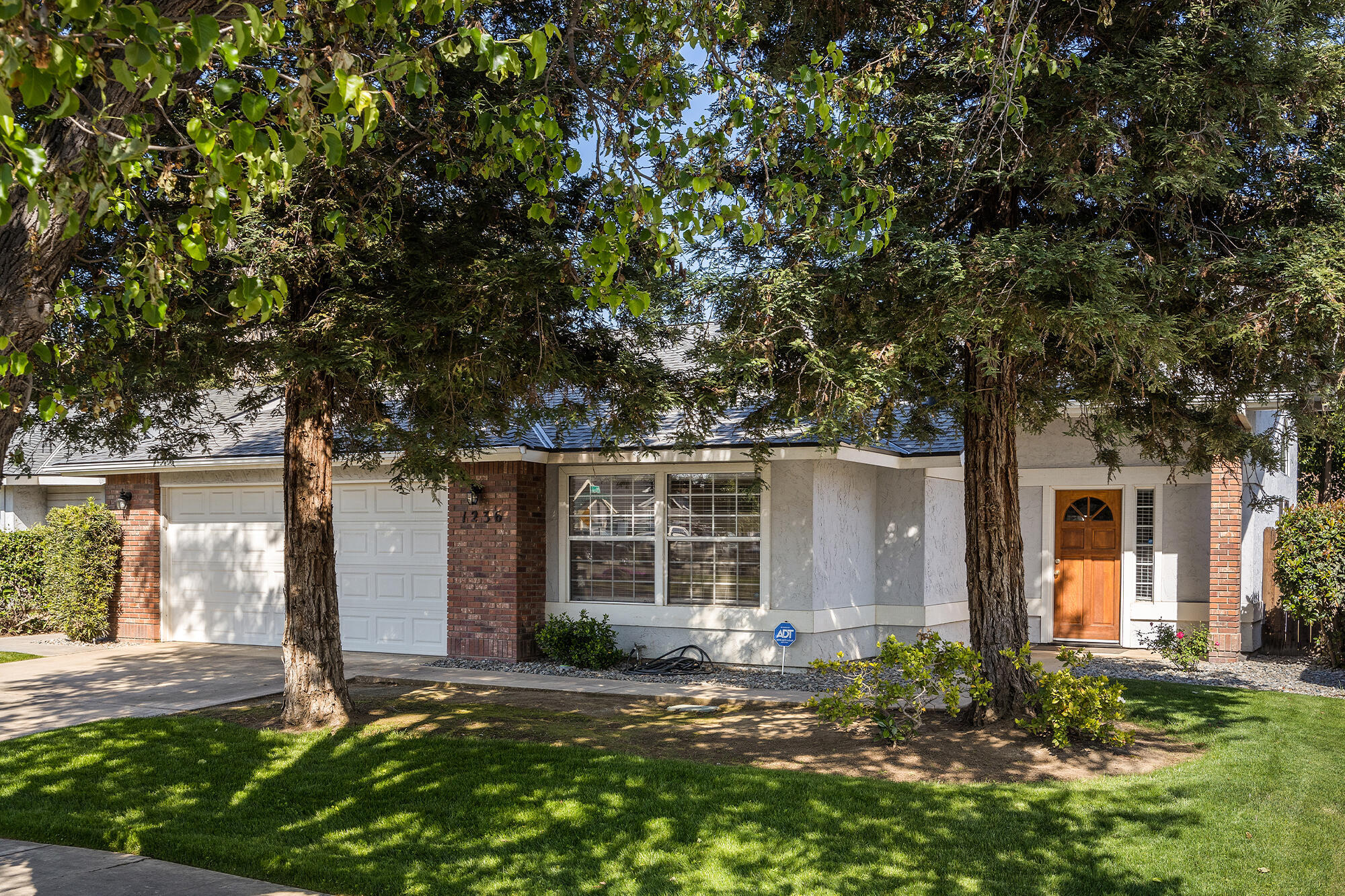 Property Photo:  1236 S Parkwood Street  CA 93277 