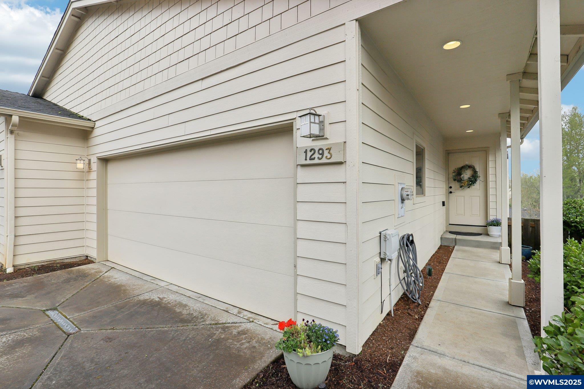 Property Photo: 1293 Westbrook Dr NW OR 97304