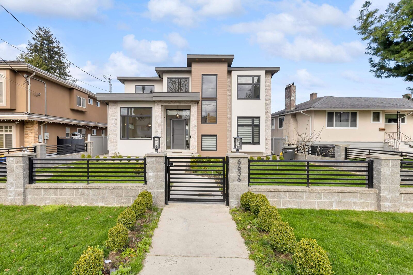 Photo de la propriété:  6636 Linden Avenue  BC V5H 3G4