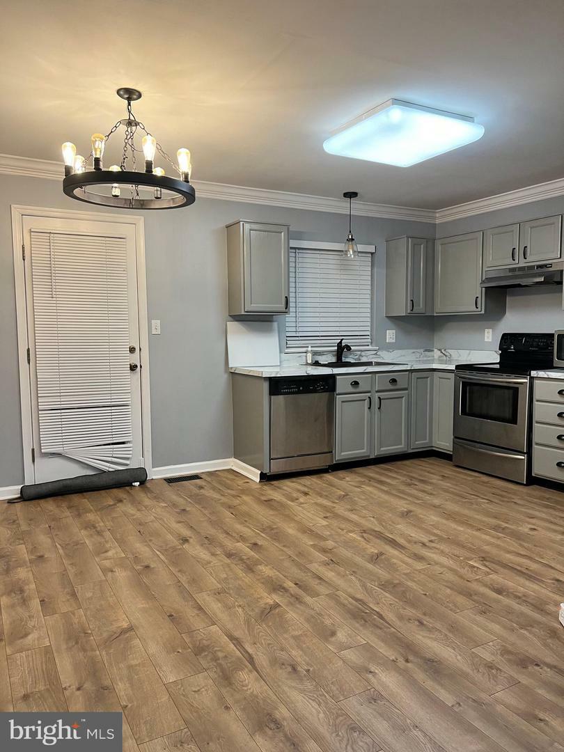 Property Photo: 1832 Tiger Lily Circle VA 22192