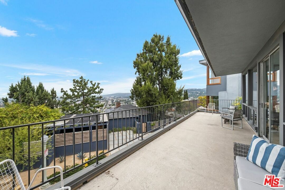 Property Photo: 3831 Franklin Ave CA 90027
