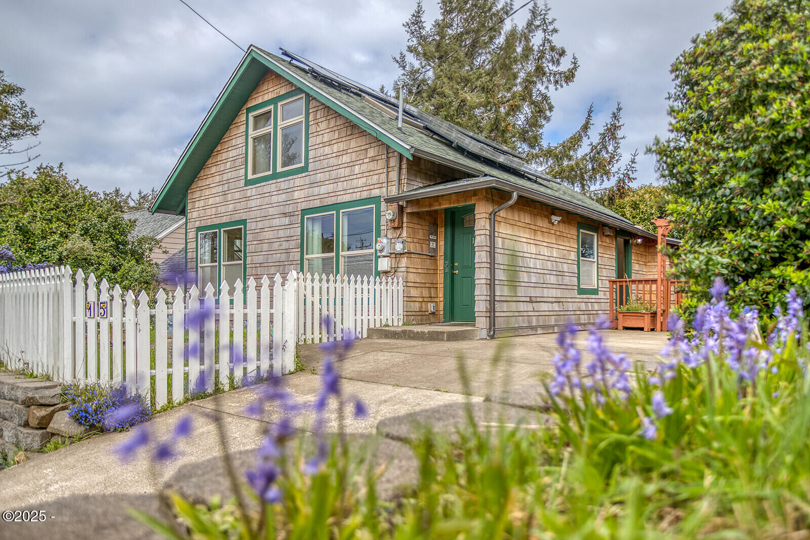 Property Photo:  15 SW Cottage Street  OR 97365