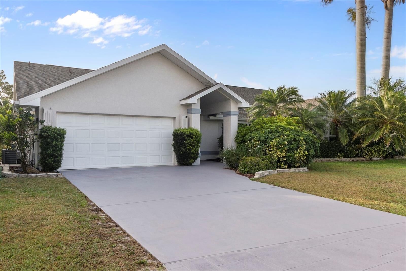 Property Photo: 719 Ellicott Circle NW FL 33952
