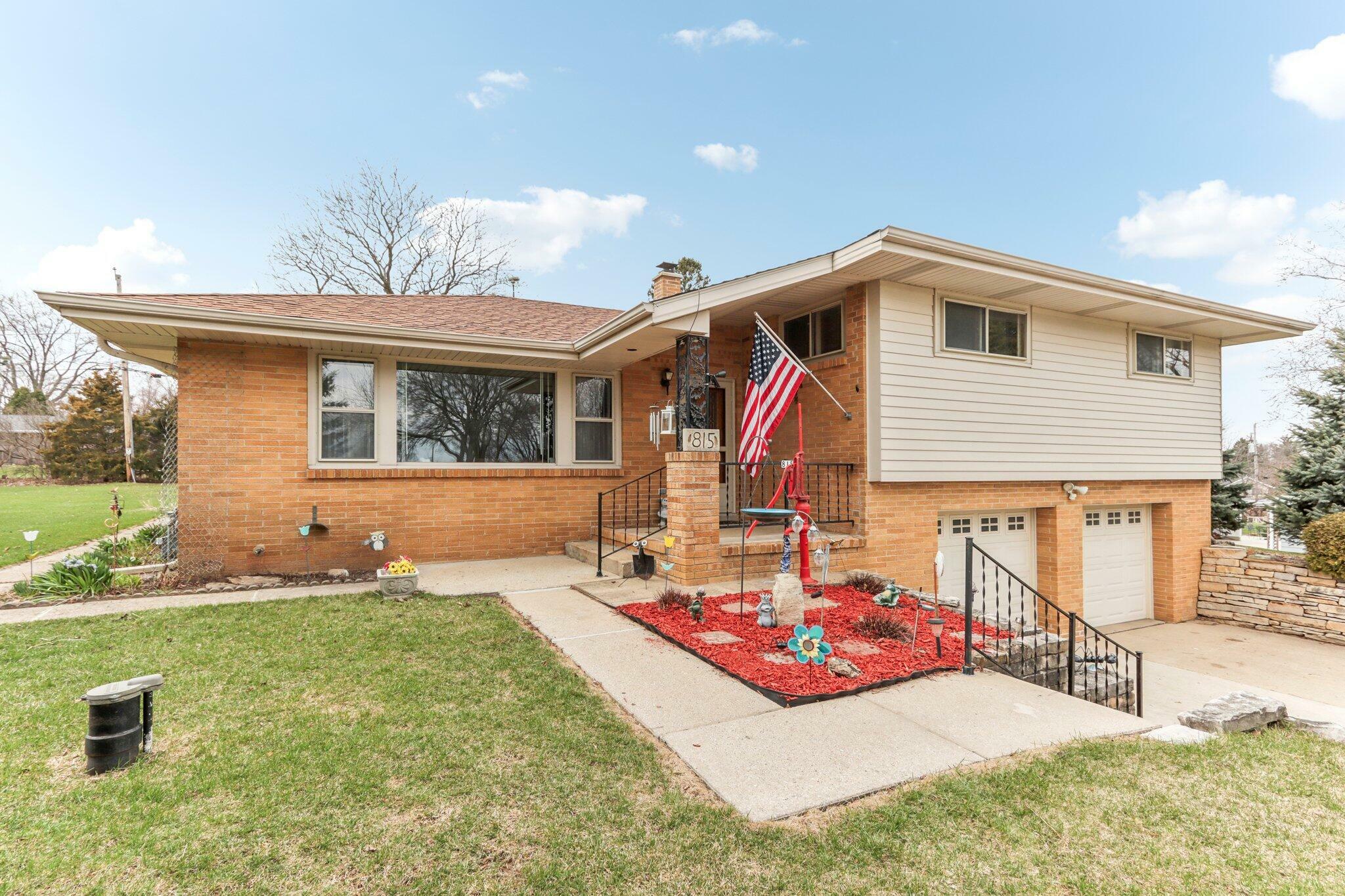 Property Photo: 815 Hi Ridge Ave WI 53186