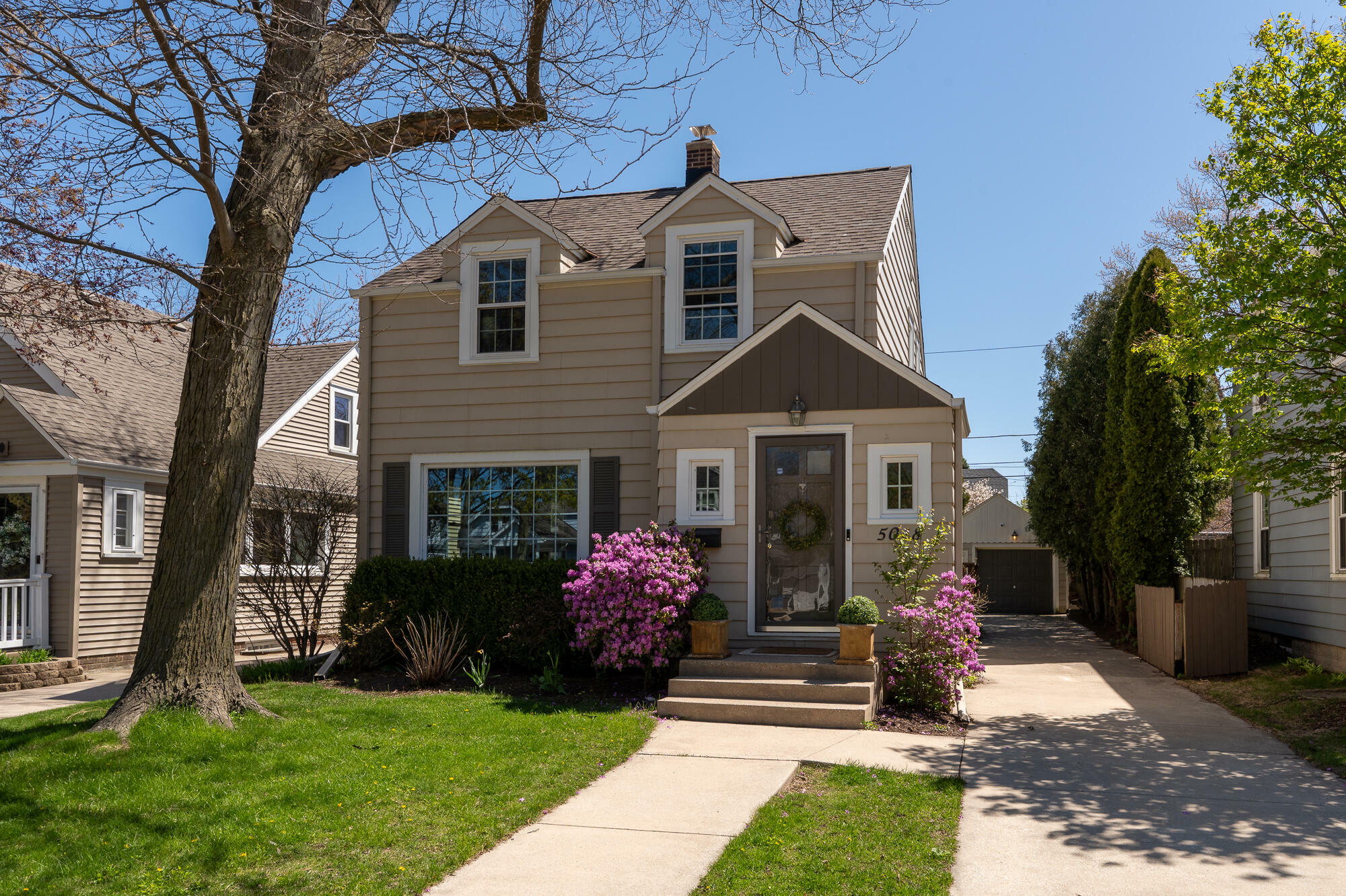 Property Photo: 5048 N Berkeley Blvd WI 53217