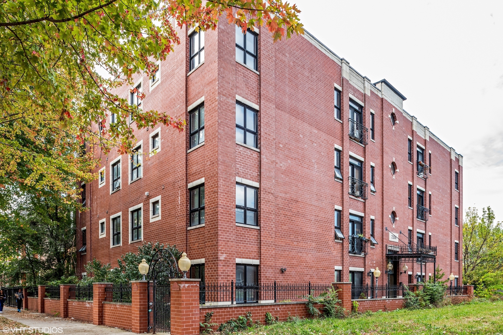 Property Photo: 2136 W Monroe Street 104 IL 60612