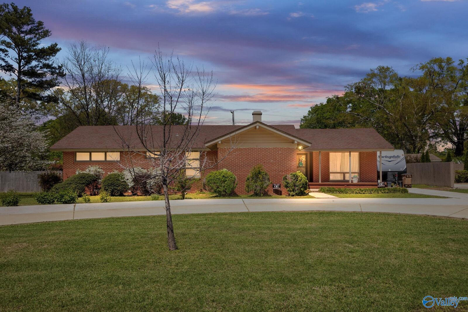Property Photo: 2006 Stratford Road SE AL 35601