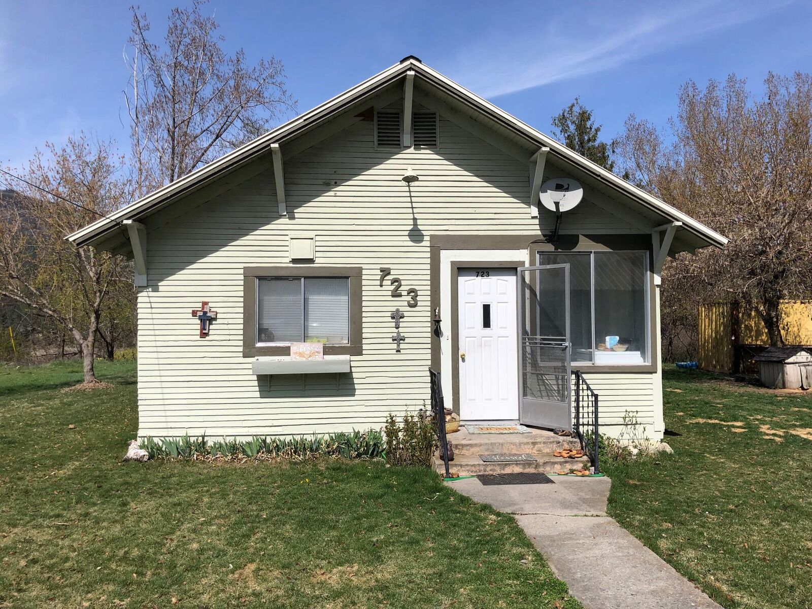 Property Photo:  723 Summit Ave  WA 99157 