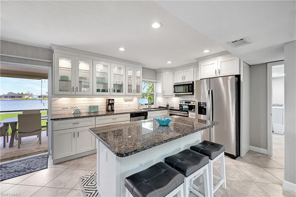 Property Photo:  1210 SW 4th Ct  FL 33991