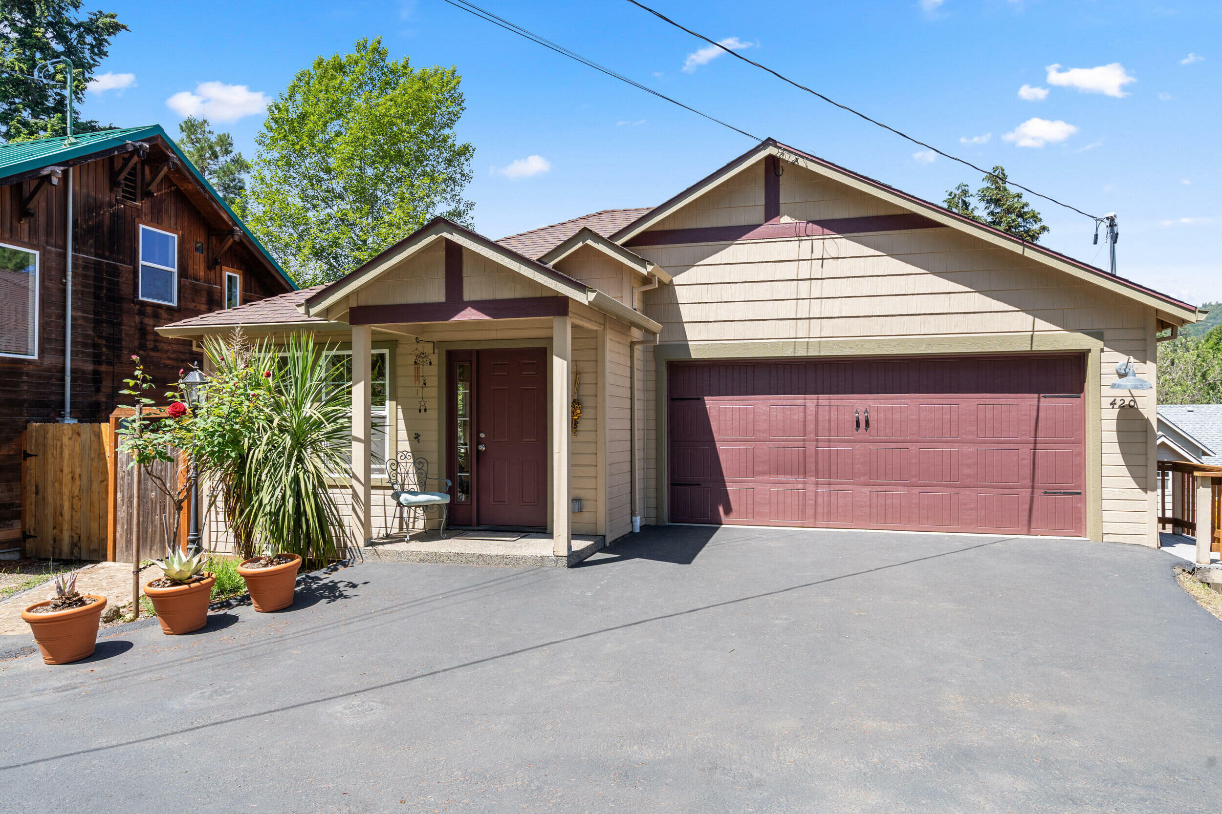 Property Photo: 420 S 5th Street OR 97530