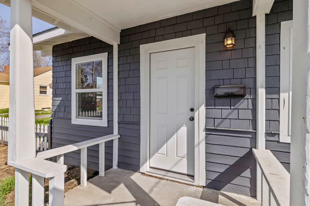Property Photo: 2427 Garden Avenue OR 97601
