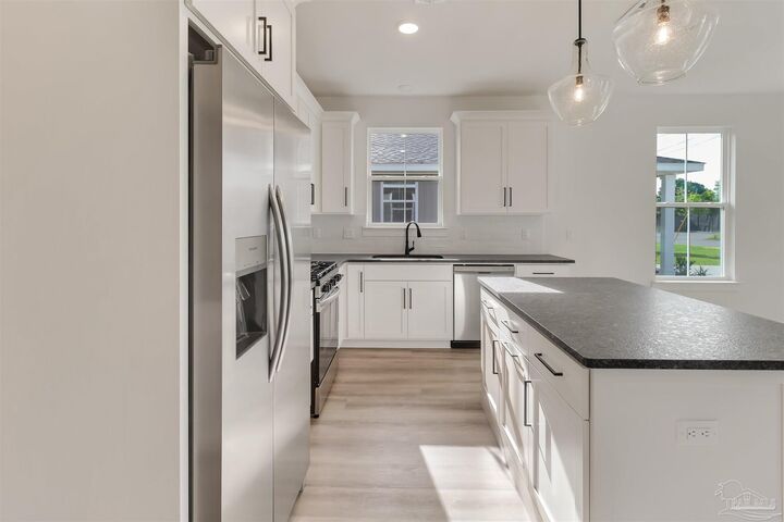 Property Photo: 2116 W De Soto St FL 32505