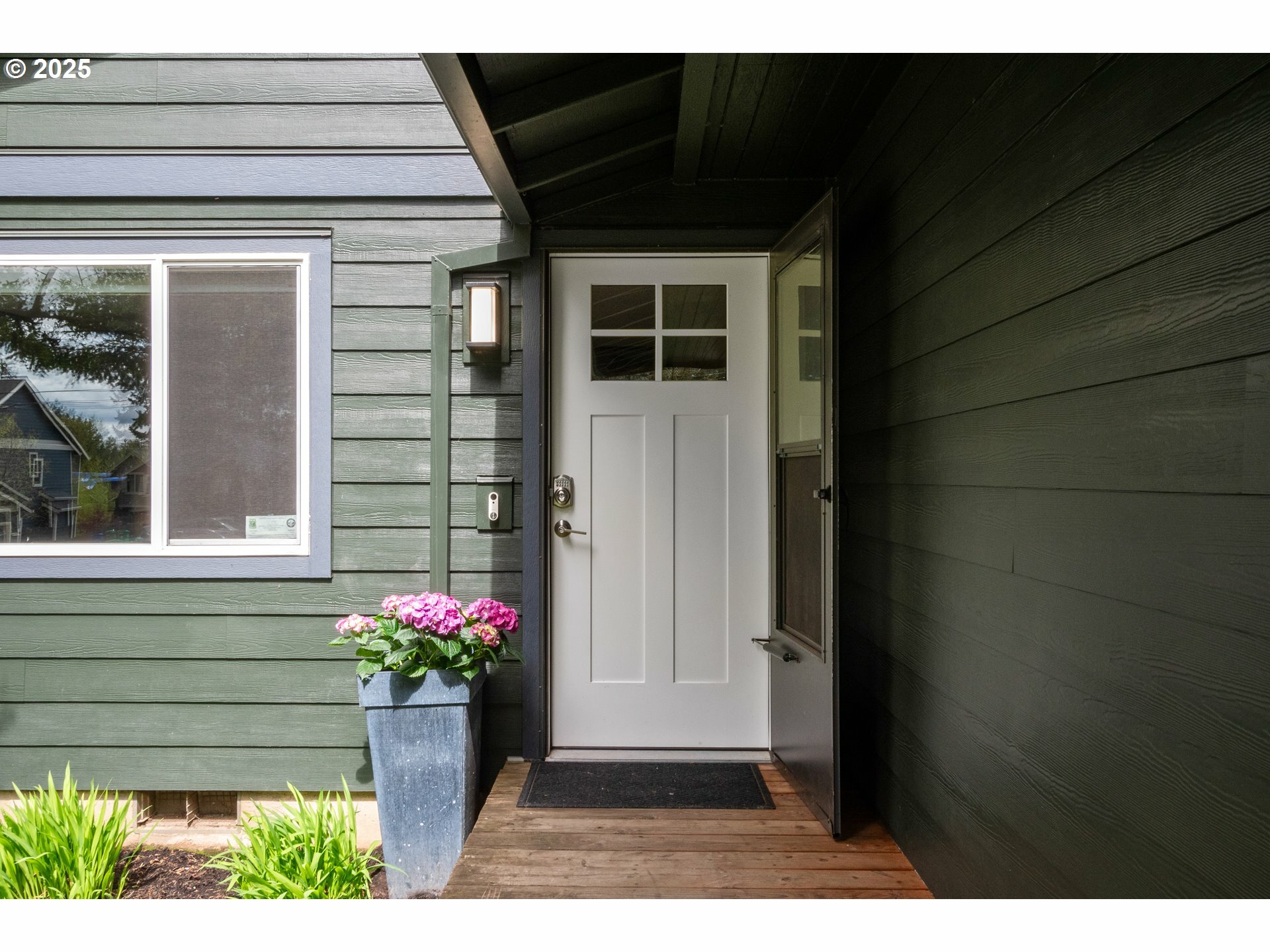 Property Photo: 4927 SW Pomona St OR 97219