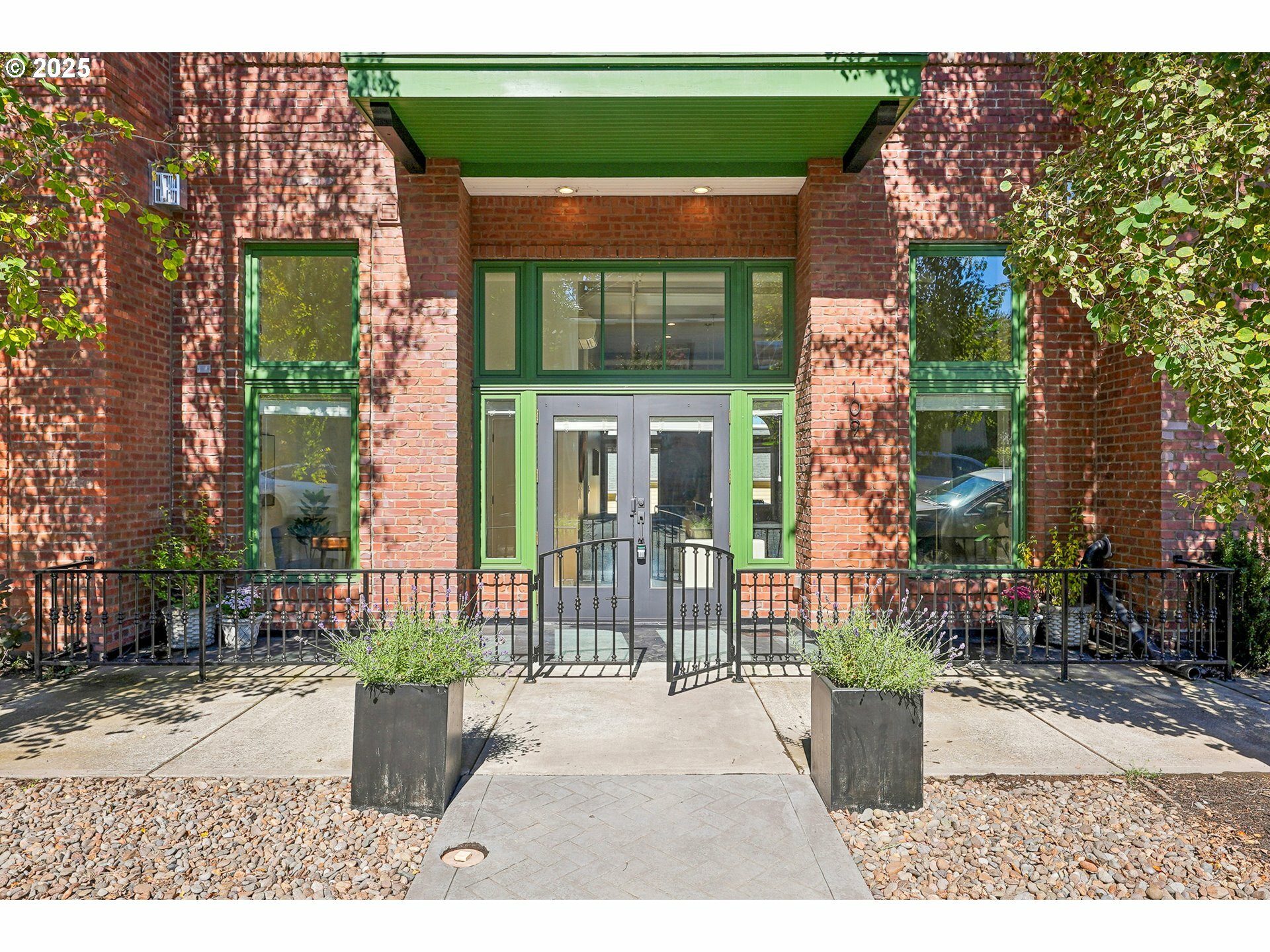 Property Photo: 109 SW Gibbs St OR 97239