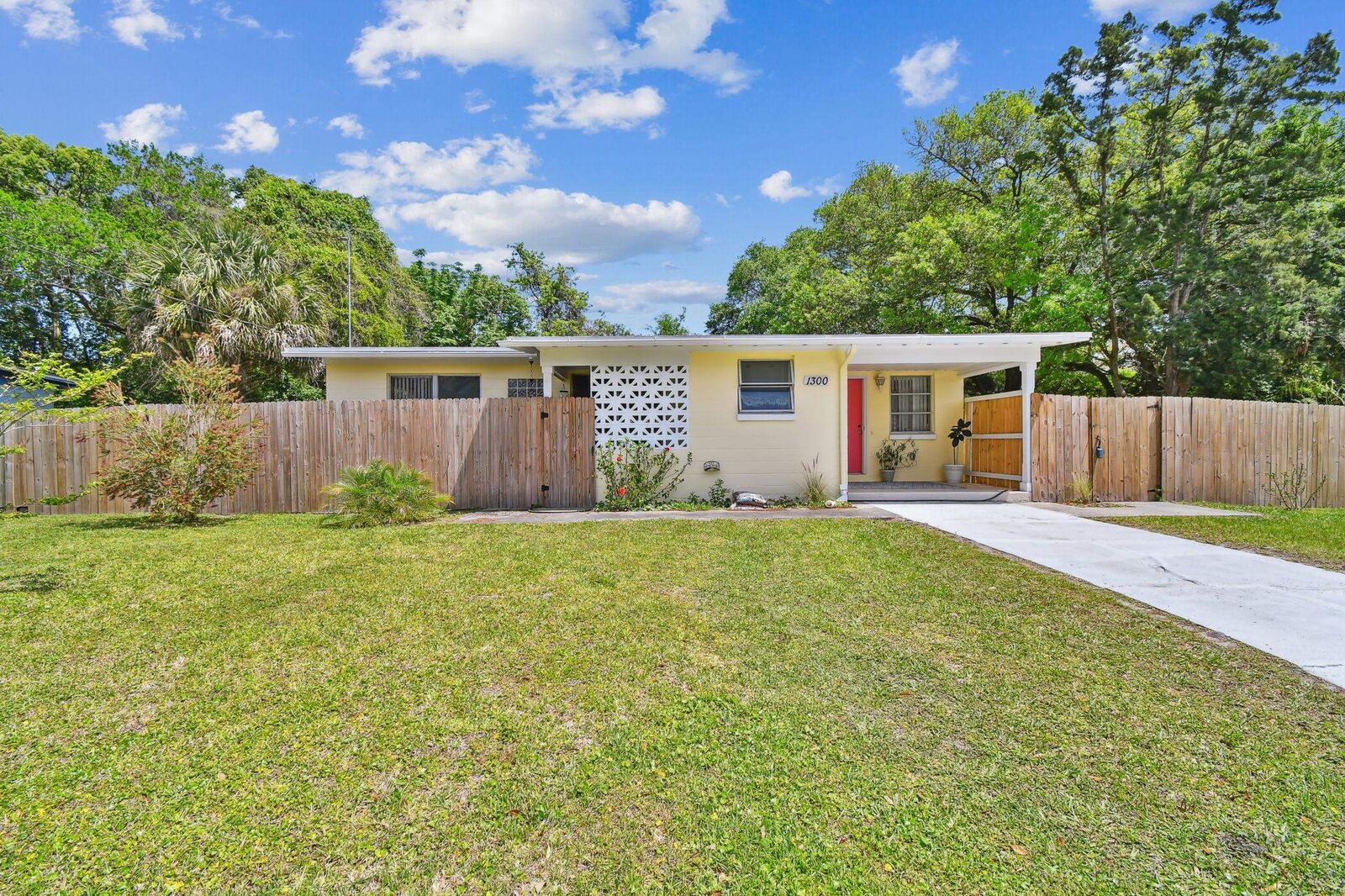 Property Photo: 1300 Francis St FL 32084