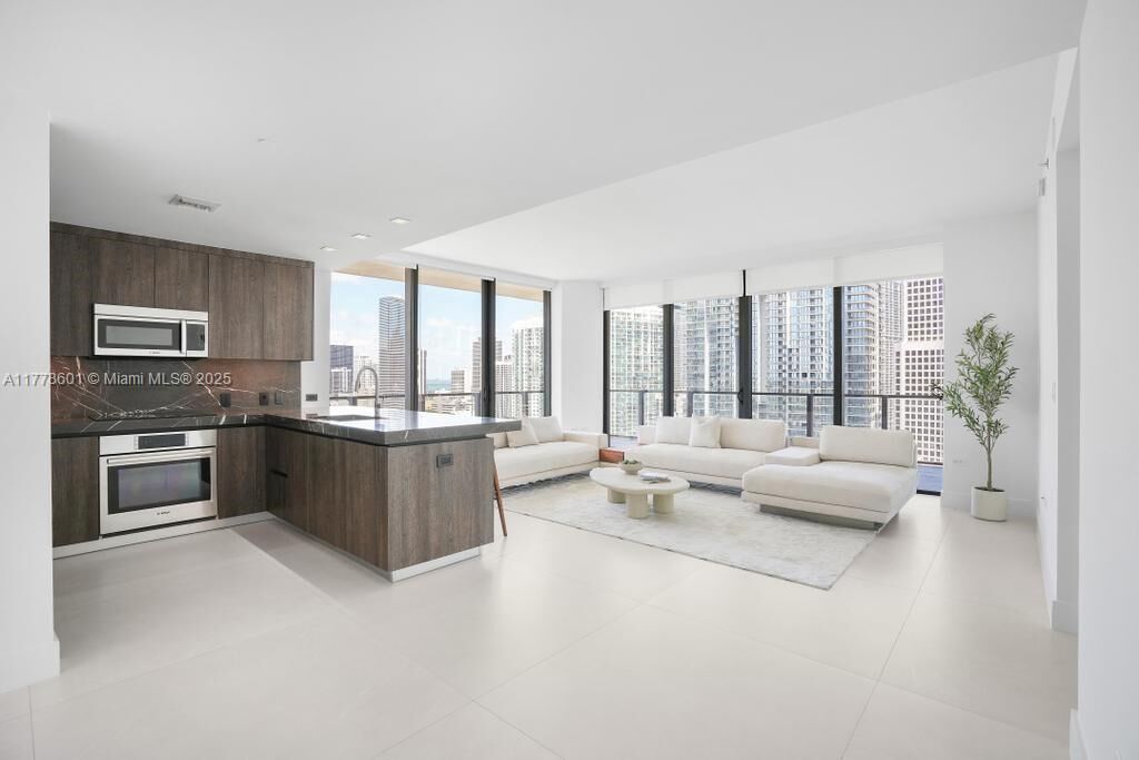 Property Photo:  88 SW 7th Street 2411  FL 33130 