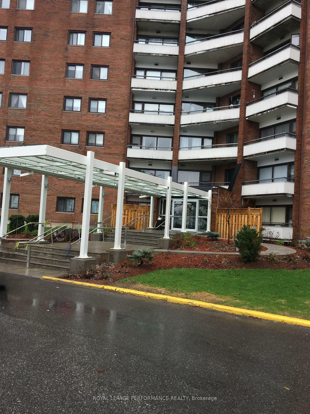 Property Photo: 20 Chesterton Drive W 1113 ON K2E 6Z7