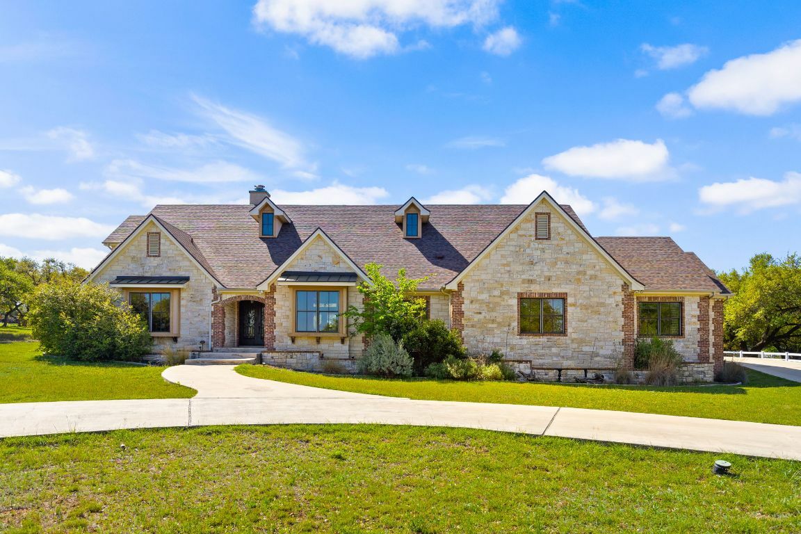 Property Photo: 300 Pemberton Way TX 78737