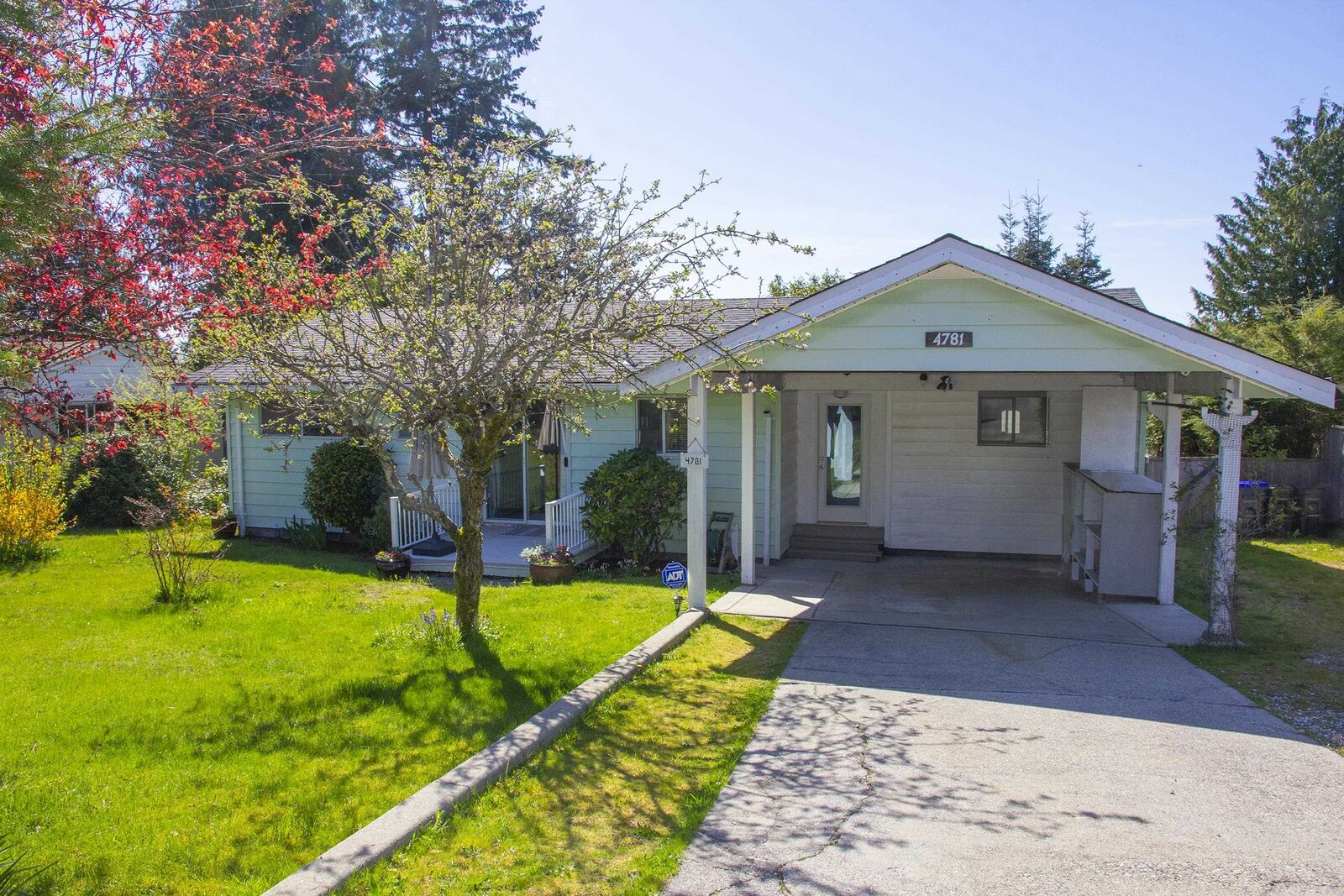 Property Photo: 4781 Laurel Avenue BC V7Z 0B4